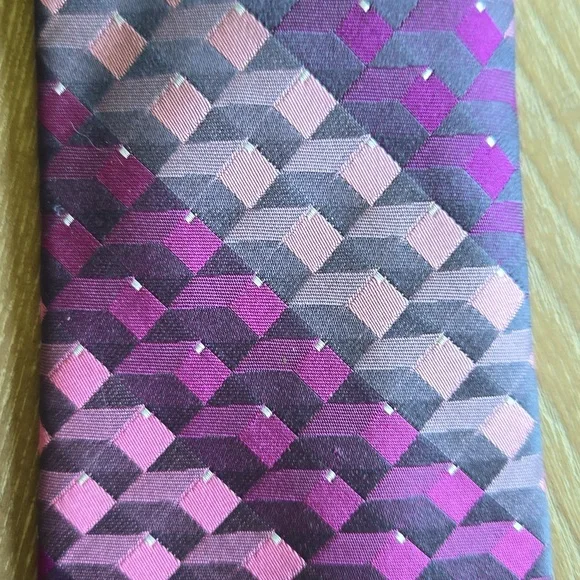 Arrow 3-D looking squares necktie. - Picture 2 of 6